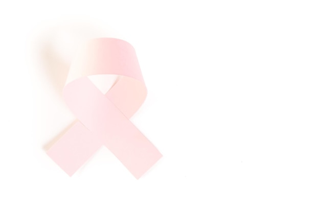 Simbolo di salute delle donne in nastro rosa su sfondo bianco.