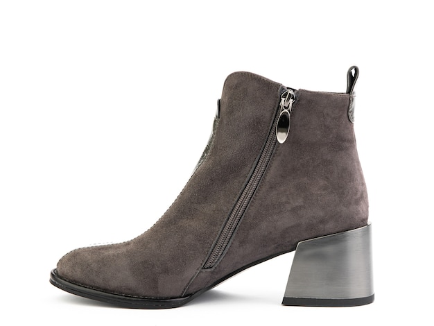 Womens herfst bruin suede enkels met lederen inzetstuk en medium hakken geïsoleerd op een witte achtergrond