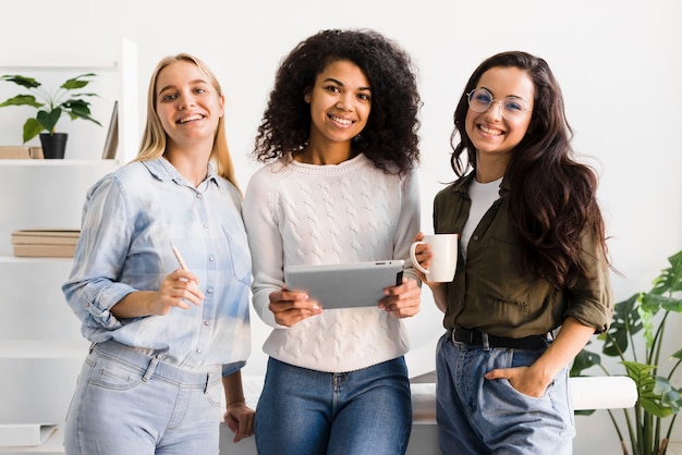 Foto incontro femminile in ufficio