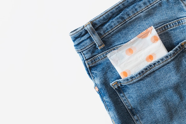 Pad da donna nel pacchetto pantaloni in denim su sfondo bianco