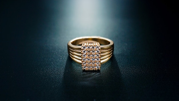 womens ring with gingham and small diamonds that look beautiful