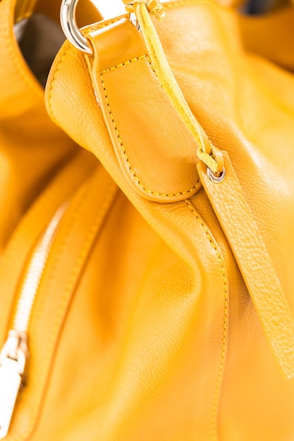 흰색 바탕에 노란색 여자 가방입니다.