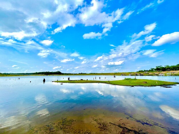 ナムハウム貯水池 (Nam Houm Reservoir) はラオスの自然の素晴らしさで淡水と青い空を備えた自然風景です