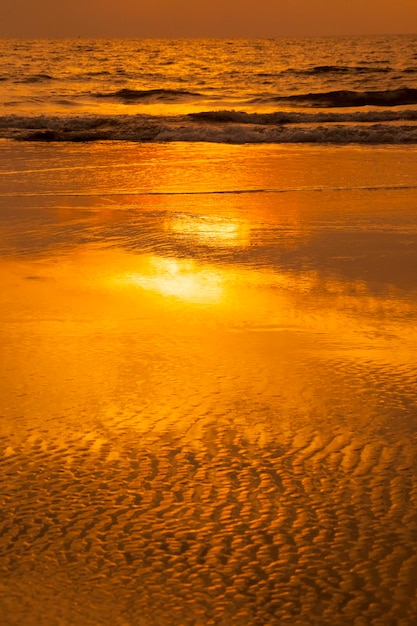 Foto wonderbaarlijke lucht weerspiegeld in de oranje zee