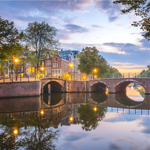 素晴らしいアムステルダム夜明けのアムステルダムの有名な景色ダウンタウンブリッジ運河の家オランダヨーロッパ