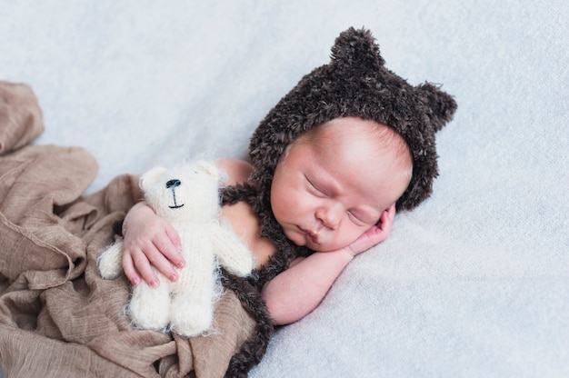 Foto meraviglioso bambino con il giocattolo che dorme