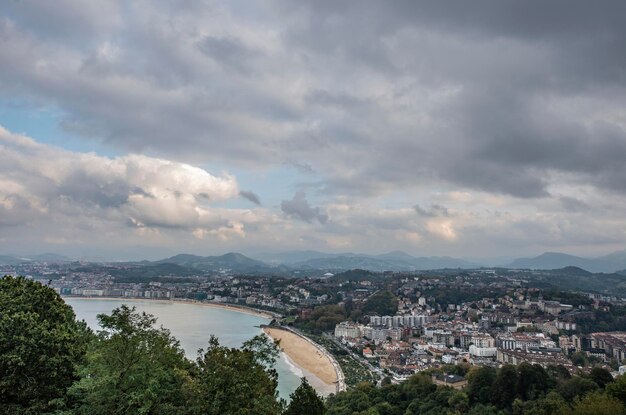 Photo the wonderful bay of la concha beach san sebastian