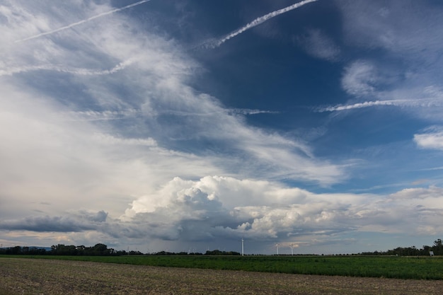 緑の畑のピンホイールの上に素晴らしい雲