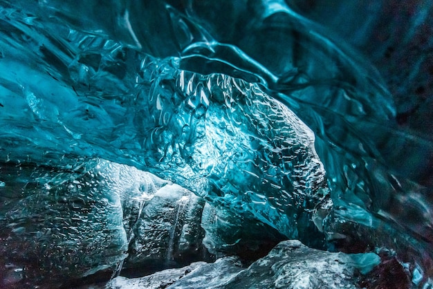 Прекрасные цвета голубого льда в ледяных пещерах крупнейшего в Европе ледника Ватнайокудль.