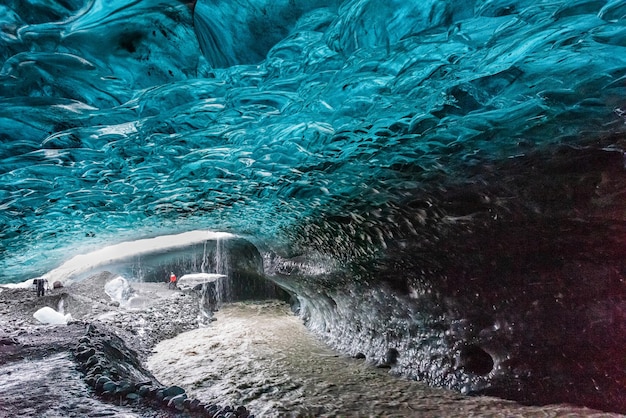 ヴァトナヨークトルヨーロッパ最大の氷河の氷の洞窟の青い氷の素晴らしい色