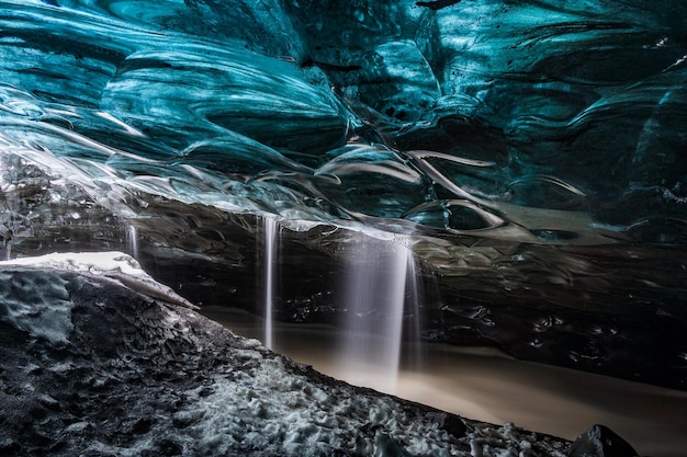 ヴァトナヨークトルヨーロッパ最大の氷河の氷の洞窟の青い氷の素晴らしい色