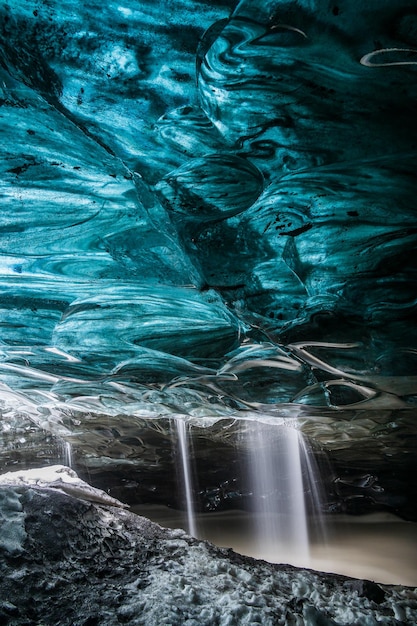 ヴァトナヨークトルヨーロッパ最大の氷河の氷の洞窟の青い氷の素晴らしい色