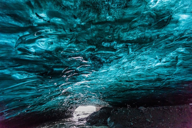 ヴァトナヨークトルヨーロッパ最大の氷河の氷の洞窟の青い氷の素晴らしい色