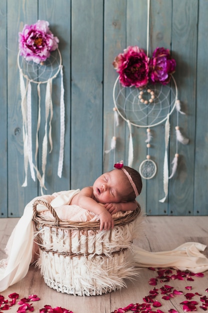 Фото Замечательный младенец, мечтательно мечтающий в корзине