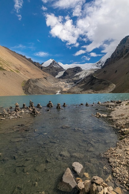青い空と白い雲とチベットの素晴らしい湖の景色