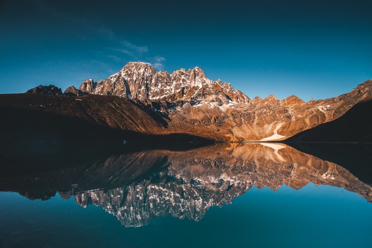 Photo wonderful panoramic view the gokyo lake on the mighty himalayas mountains background the protected