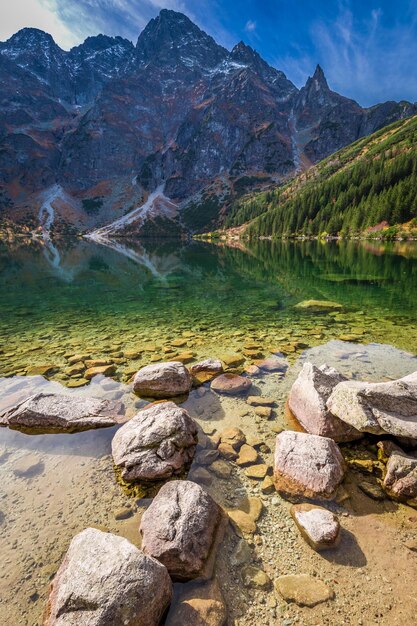 Meraviglioso laghetto in montagna all'alba in autunno