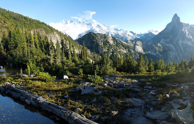 Photo wonderful scenery of mountains and a lake in canada