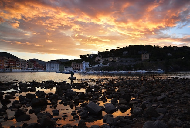 Meravigliosa alba sulla spiaggia della baia del silenzio in liguria un'atmosfera da sogno