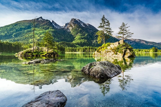 アルプス ドイツ ヨーロッパの Hintersee 湖での素晴らしい日の出