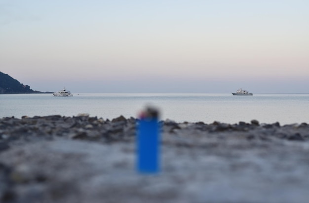 Meravigliosa alba in riva al mare e rifiuti abbandonati