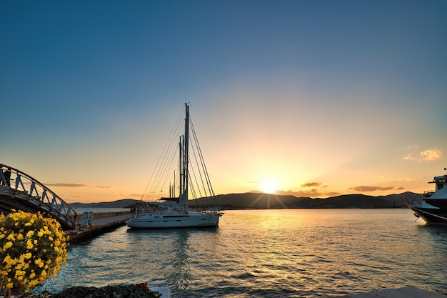 ギリシャ、ヴォロス港の素晴らしい夕日
