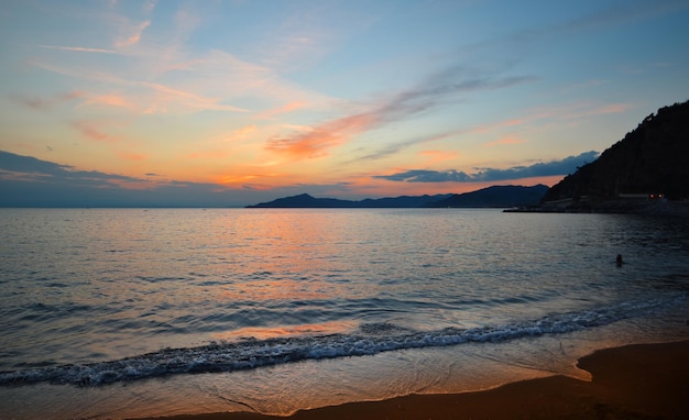 魔法のような雰囲気のビーチの色と反射で海に沈む素晴らしい夕日