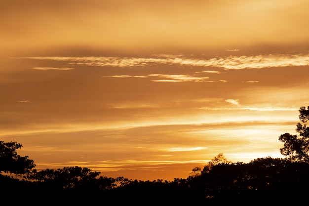 素晴らしい夕日や日の出の背景。