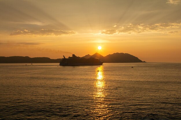 Photo wonderful sunset in the vigo estuary with a large ocean liner sailing around the cies islands