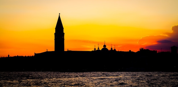 Foto tramonto meraviglioso con cielo pulito per copyspace a venezia, italia