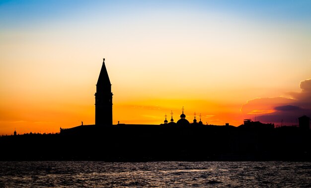 イタリア、ヴェネツィアのコピースペースのためのきれいな空と素晴らしい夕日