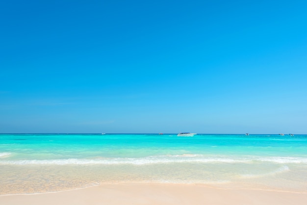 Foto meravigliosa spiaggia tropicale, paesaggio blu e mare luminoso con cielo azzurro, bella spiaggia esotica per il relax