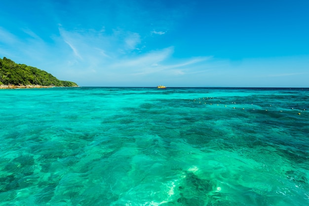 Foto splendida superficie di acqua turchese sul mare delle andamane, bellissima superficie di acqua di mare