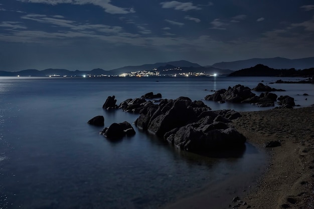 満月の夜のサルデーニャ南部のビーチの素晴らしい景色