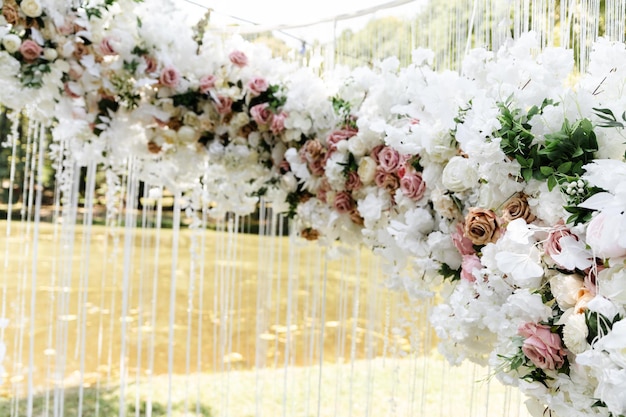 Замечательная свадебная церемония. модная свадебная арка, выполненная по современной моде. свадебный декор.