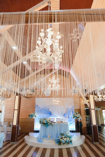 Прекрасная свадебная церемония, модная свадебная арка, выполненная в соответствии с современными модными свадебными украшениями.