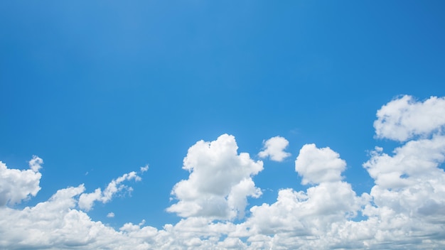 Foto meravigliosi cumuli bianchi su cielo blu