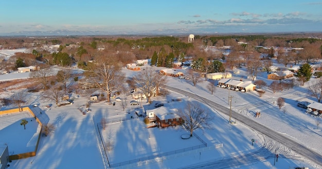 サウスカロライナ州の降雪後の冬の日、雪に覆われたボイリング スプリングスの小さな町で空撮に覆われた素晴らしい冬の風景の屋根の家