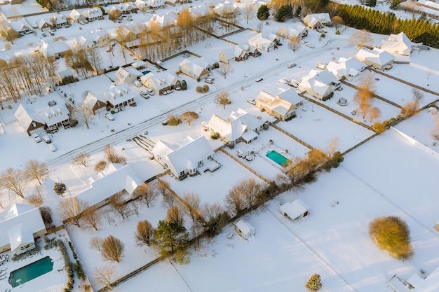 素晴らしい冬の風景の屋根の家雪に覆われた空撮と沸騰した温泉の小さな町の雪