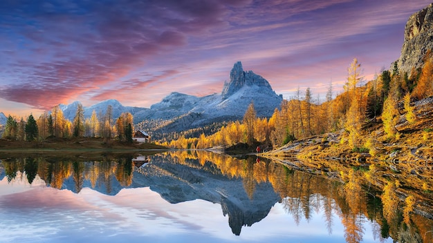 해질녘 돌로미티(Dolomites)의 페데라 호수(Lake Federa)의 멋진 가을 전망