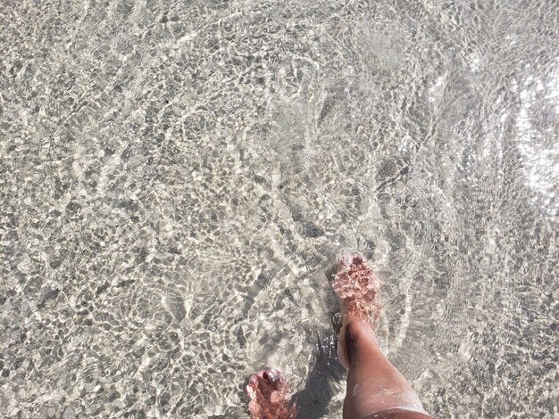 Foto un'acqua meravigliosamente limpida sulla spiaggia