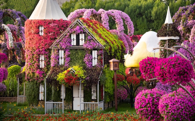 Wondertuin in het prachtige park van Dubai met veel bloemen en versieringen