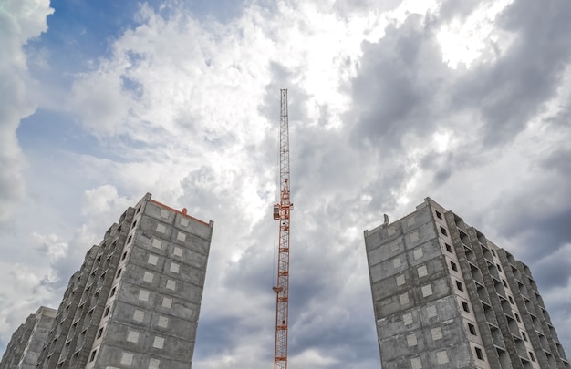 Woningbouw en bouwkranen