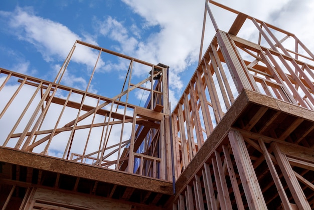 Woningbouw woningbouw in aanbouw houten spant, paal en balk raamwerk huis