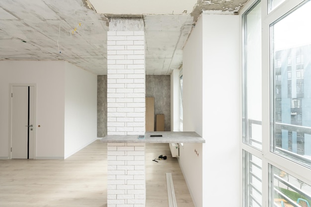 Woningrenovatie in kamer vol schildergereedschap