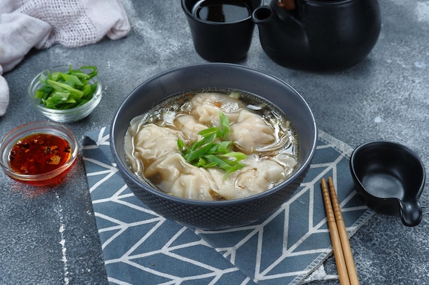 Photo wonton soup with chili oil and green onion,chinese food,asian food style