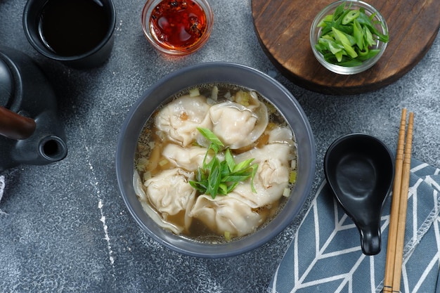 Photo wonton soup with chili oil and green onion,chinese food,asian food style