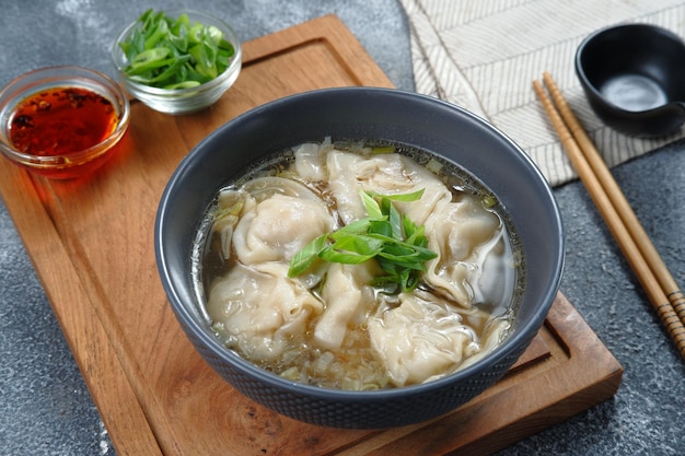 Foto zuppa di wonton