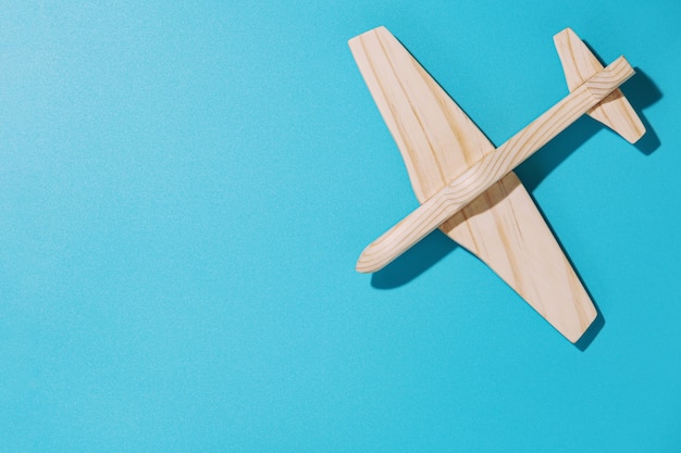 青い背景の木製飛行機、上面図