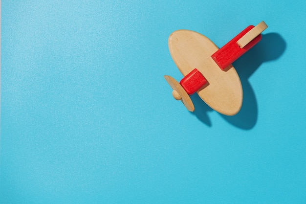 青い背景の木製飛行機、上面図